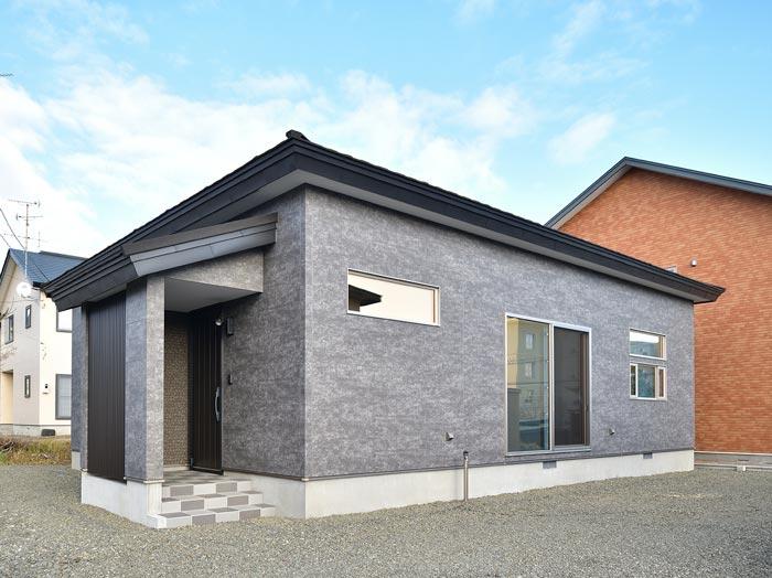 グレーを活用した1階建てのコンパクトな家
