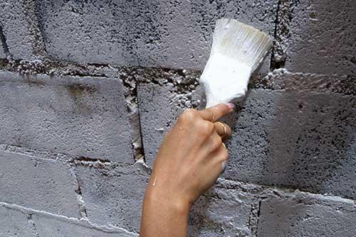 コンクリートブロック塀の塗装作業
