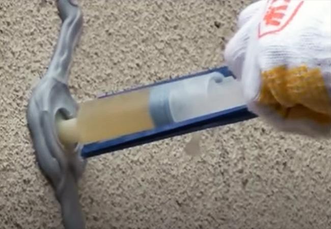 樹脂注入工法でクラック補修中の様子