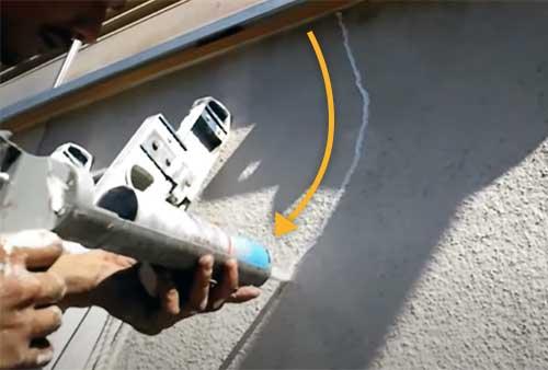 コーキング材の注入作業の様子