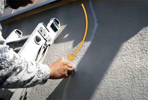 コーキング材の押し込み作業の様子