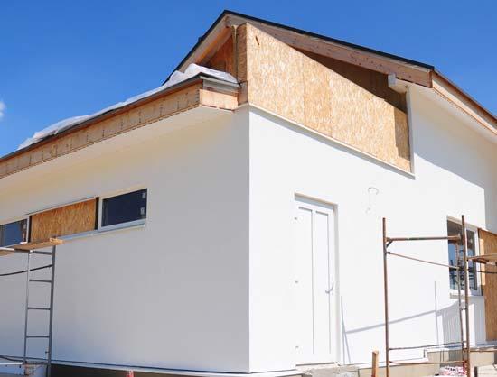 施工中の漆喰外壁の家