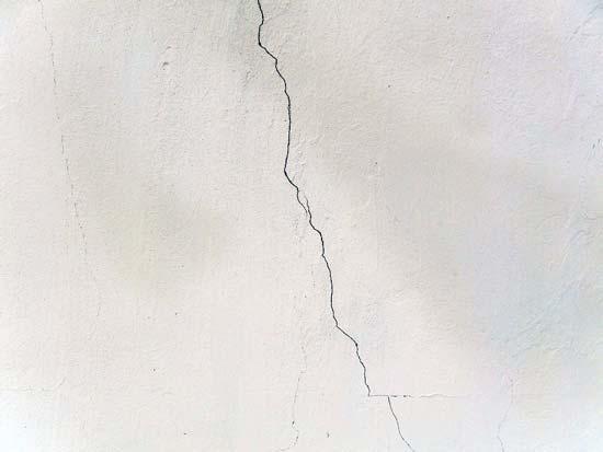 漆喰外壁に起こったひび割れ