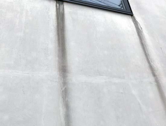 漆喰外壁についた雨垂れのシミ