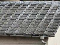 色あせが始まったセメント瓦屋根