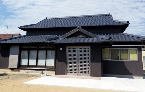カルカ・ルーフ天平を使用した和風の一戸建て