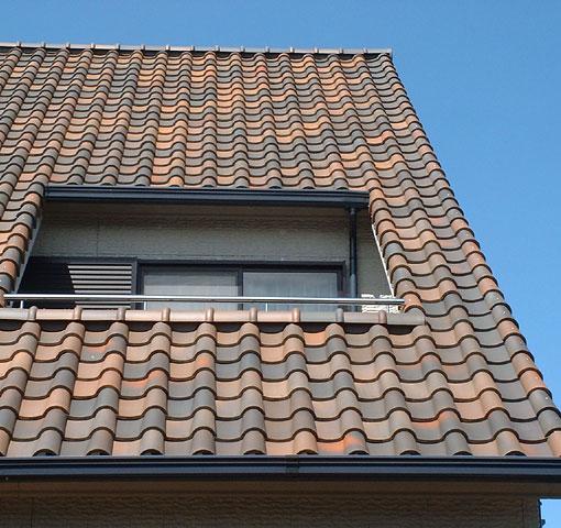 S形窯変瓦の施工例・近づいた写真
