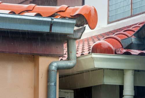 雨天時の住宅の外壁・雨樋・屋根