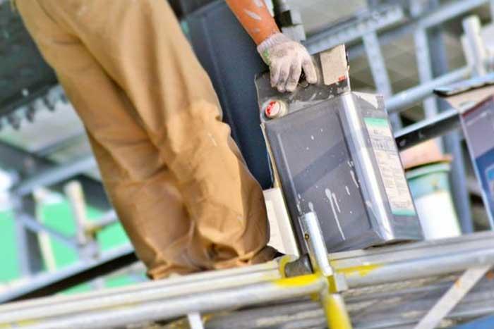 屋根塗装の作業風景