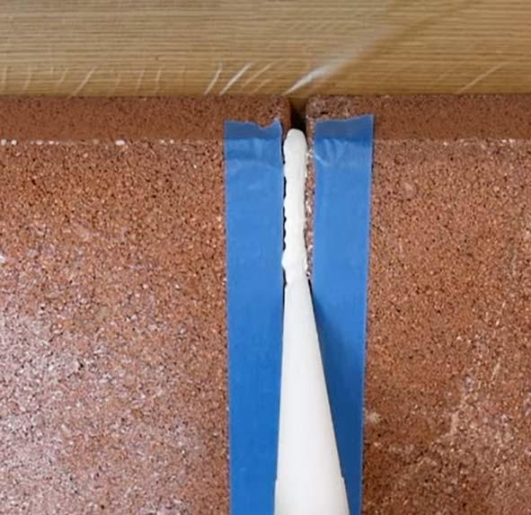 目地にコーキングを注入