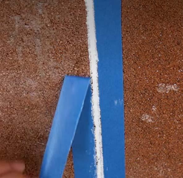 マスキングテープを目地から剥がす