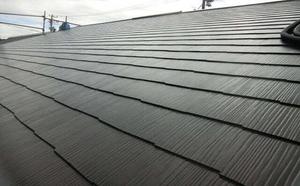 濃灰色のスレート屋根