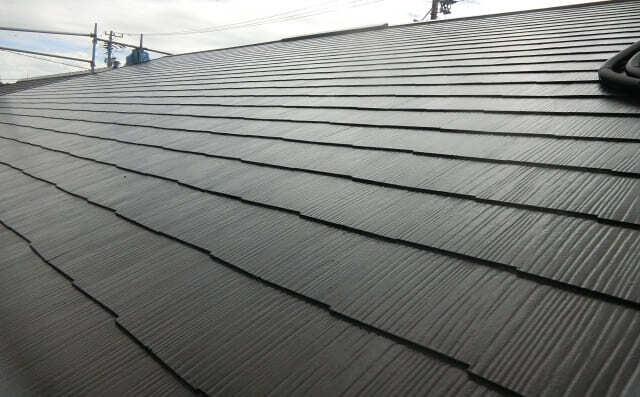 濃灰色のスレート屋根