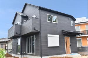 汚れが目立ちにくい色の家の外壁