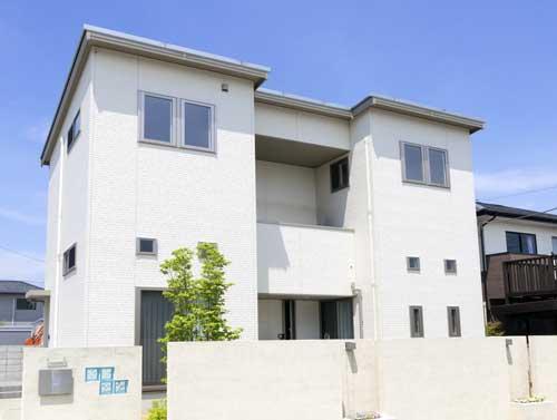 ホワイトの外壁の一戸建て