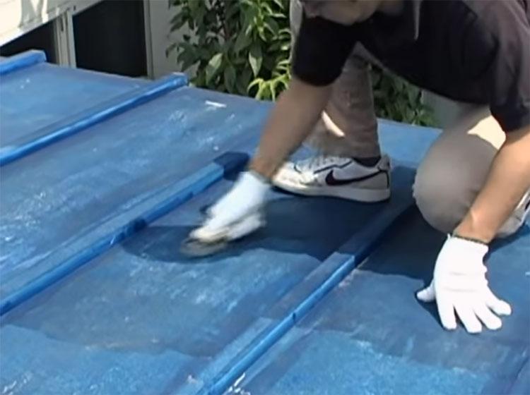 トタン屋根のケレン作業