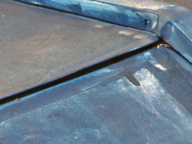 古いトタン屋根の隙間