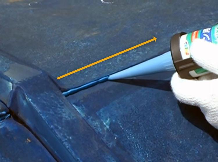 トタン屋根へのコーキング材充填作業