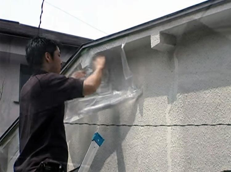 屋根塗装前の周囲養生作業