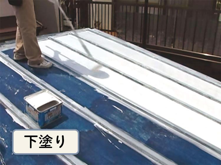トタン屋根の下塗り作業