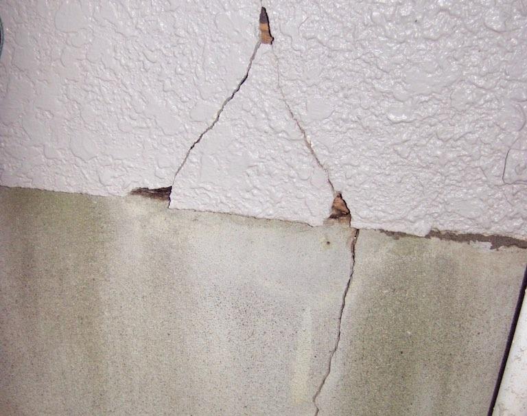 外壁の凍害はなぜ起こる?補修やメンテナンス費用、火災保険は下りるか