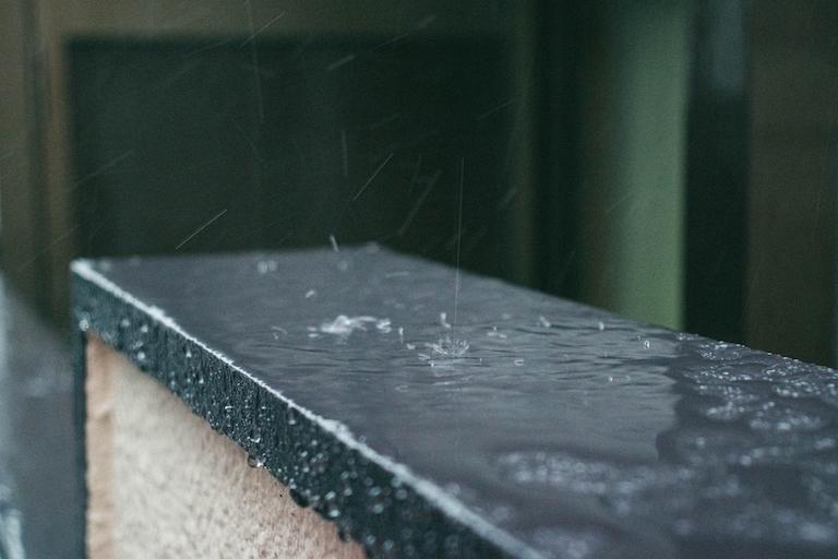 雨がうるさい原因は?雨音対策とストレス軽減法