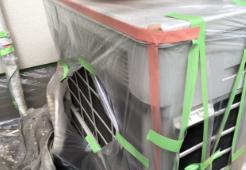 養生されたエアコンの室外機