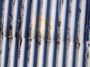 トタン屋根に穴が開いている画像