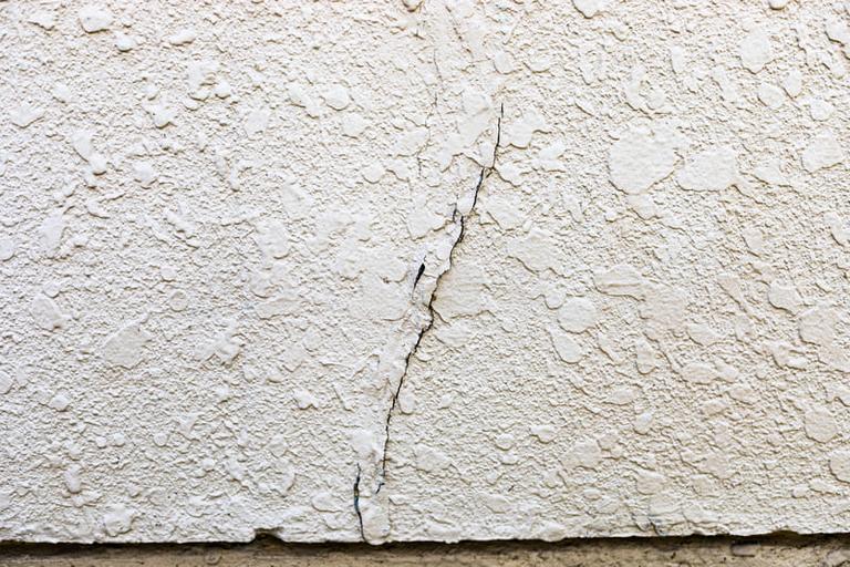 外壁のひび割れについて