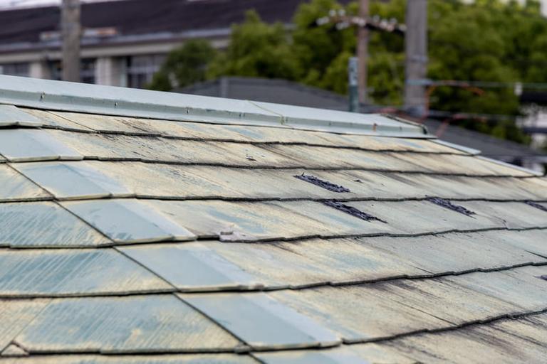 屋根塗装が剝がれたら修理や補修は必要について